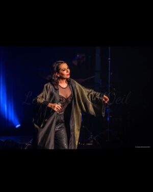 Carima Amarouche Instagram - Merci Olivier Frety @lesondansloeil pour ces belles photos et souvenirs du dernier concert 2023 Folies berbères.Merci @villedemably @pierrevadon @nico_taite @mariebritsch_ @fantatouch @noraamourache @bluelineprod ✨❤️