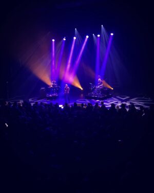Carima Amarouche Instagram - Merci @chateaurouge74 Merci Annemasse  Pour votre énergie de fou  Merci @gaelfaye @samuelkamanzi et à toute ton équipe pour ce concert magique et votre bienveillance🙏🏽💛 Merci à mon crew @nico_taite @pierrevadon Lionel Pelatan ✨#foliesberberes #respire #lundiméchant 🌈Bon week-end à tous.