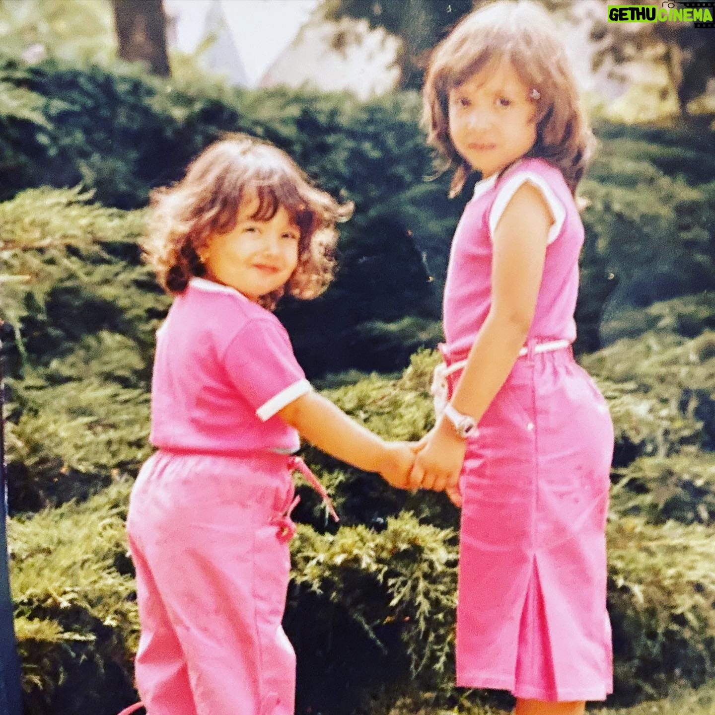 Carima Amarouche - 506 Likes - Je sais que cette photo est un peu… comment dire? flippante,digne de American horror story, mon père m’avait coupé les cheveux ce jour là! La cause Chopage de poux! Rien d’original à côté de ma pause et ma robe! Si tu regarde bien on peut voir le seum dans mon sourire et ma pupille!!!( Zoom) mais j’adore cette photo!!! elle était accrochée dans le salon de mes grands-parents. l’autre je suis avec ma@petite soeur @noraamourache et ouais! ma mère kiffait le rose. Déjà Petite on m’appelait Karimouche ou Karoum pour mon père. On chantait avec mes sœurs et mes cousines devant le miroir avec notre télécommande en guise de micro. Depuis je chante devant vous avec un vrai micro! 🥳et quand le traque me prend j’imagine que c’est une télécommande. Merci infiniment pour tout vos retours et vos messages d’amour Merci d’être là dans les salles et de donner vie à cette tournée✨✨Hâte de vous retrouver le 16 Décembre à ❤️🔥LA MAROQUINERIE❤️🔥pour fêter mon album « Folies Berbères » avec en première partie la princesse @maiabarouh ✨vous pouvez venir avec vos télécommandes! Qui chantait avec sa télécommande ??? souvenirdudimanche ! #letempsfile #foliesberberes @bluelineprod #concert #live #souvenir @nissa_officiel_ @mariebritsch_