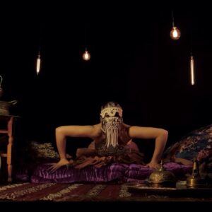 Carima Amarouche Instagram - ✨ L'ÉCUME DES SOURDS - DISPONIBLE ✨
👀 Lien dans la bio pour regarder le clip

« L’écume des sourds », un texte sur la quête de l’amour, un hommage au roman « L’écume des jours » de Boris Vian. Le premier clip que je réalise avec mon précieux @victordelfim . Un clip fait à la maison (et c’est pas une façon de parler) 😊. 
Ca a commencé avec la fabrication de masques pendant le premier confinement avec de la récup, vieux boutons, dentelles, bout de tissus etc... Quelques mois plus tard, on s’est réunis pendant 2 jours chez moi avec mes incroyables amis Manu Privet à la lumière , @miljanapakic au makeup. @sophie_guyot_silks avec ces incroyables robes en soie faites avec ses mains de fée ,  @camybubu pour ton stage accéléré de cerceaux et Béatrice Darblade pour ton stage de Bungees, nous avons fait ce clip avec amour et courbatures nous sommes heureux de le partager avec vous. On espère qu'il vous plaira et que vous le partagerez à votre tour ! 💕  Merci à mon crew @bluelineprod @tom.fire @rwandejava @noraamourache @juariojeanmarie @labelathome @nico_taite @pierrevadon @nikomatagrin 💛💛💛