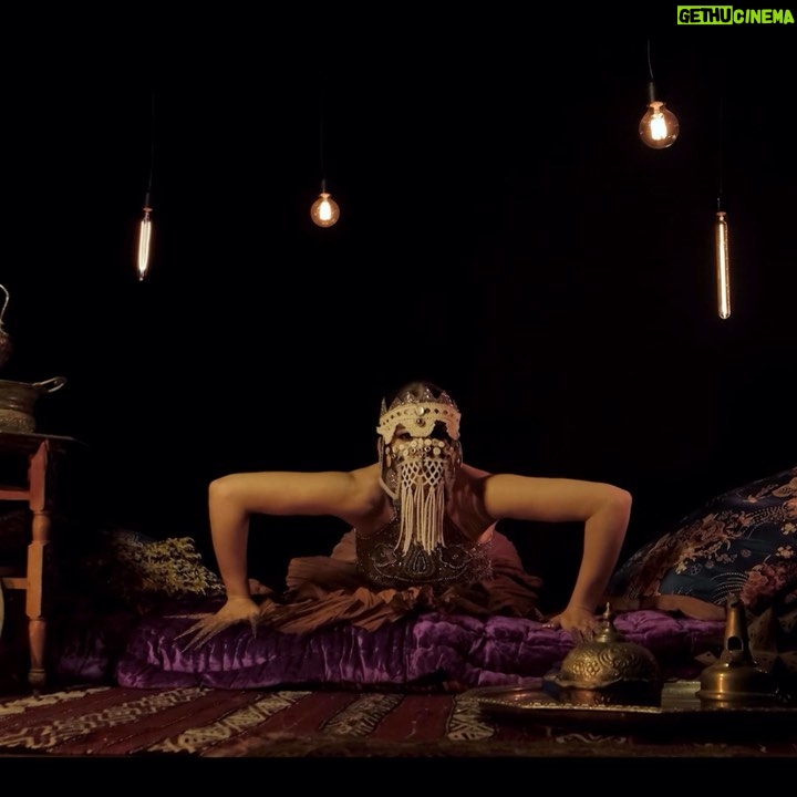 Carima Amarouche - 319 Likes - ⨠L'ĆCUME DES SOURDS - DISPONIBLE āØ
š Lien dans la bio pour regarder le clip
Ā« LāĆ©cume des sourds Ā», un texte sur la quĆŖte de lāamour, un hommage au roman Ā« LāĆ©cume des jours Ā» de Boris Vian. Le premier clip que je rĆ©alise avec mon prĆ©cieux @victordelfim . Un clip fait Ć la maison (et cāest pas une faƧon de parler) š.
Ca a commencĆ© avec la fabrication de masques pendant le premier confinement avec de la rĆ©cup, vieux boutons, dentelles, bout de tissus etc... Quelques mois plus tard, on sāest rĆ©unis pendant 2 jours chez moi avec mes incroyables amis Manu Privet Ć la lumiĆØre , @miljanapakic au makeup. @sophie_guyot_silks avec ces incroyables robes en soie faites avec ses mains de fĆ©e , @camybubu pour ton stage accĆ©lĆ©rĆ© de cerceaux et BĆ©atrice Darblade pour ton stage de Bungees, nous avons fait ce clip avec amour et courbatures nous sommes heureux de le partager avec vous. On espĆØre qu'il vous plaira et que vous le partagerez Ć votre tour ! š Merci Ć mon crew @bluelineprod @tom.fire @rwandejava @noraamourache @juariojeanmarie @labelathome @nico_taite @pierrevadon @nikomatagrin ššš