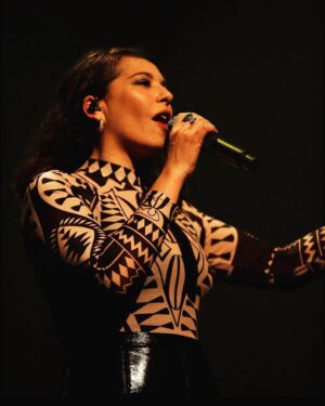 Carima Amarouche Instagram - Ce soir l’avant dernier concert se passera à Nantes au festival @tissemetisse44.  Rendez-vous pour la dernière de la saison 2021 le 16 Décembre à La Maroquinerie❤️‍🔥Photo @jefv78  @lamaroquinerie @bluelineprod @mariebritsch_ @nico_taite @pierrevadon #concert #foliesberberes