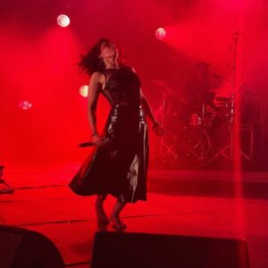 Carima Amarouche Instagram - Merci @zikzacfestival 🔥✨💛Merci @noraamourache et Roberto pour les belles photos. Merci Aix en Provence pour l’accueil chaleureux et vos folles danses ✨🔥
#concerts #foliesberberes @pierrevadon @nico_taite ✨