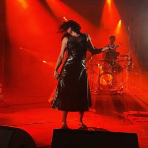 Carima Amarouche Instagram - Merci @zikzacfestival 🔥✨💛Merci @noraamourache et Roberto pour les belles photos. Merci Aix en Provence pour l’accueil chaleureux et vos folles danses ✨🔥
#concerts #foliesberberes @pierrevadon @nico_taite ✨