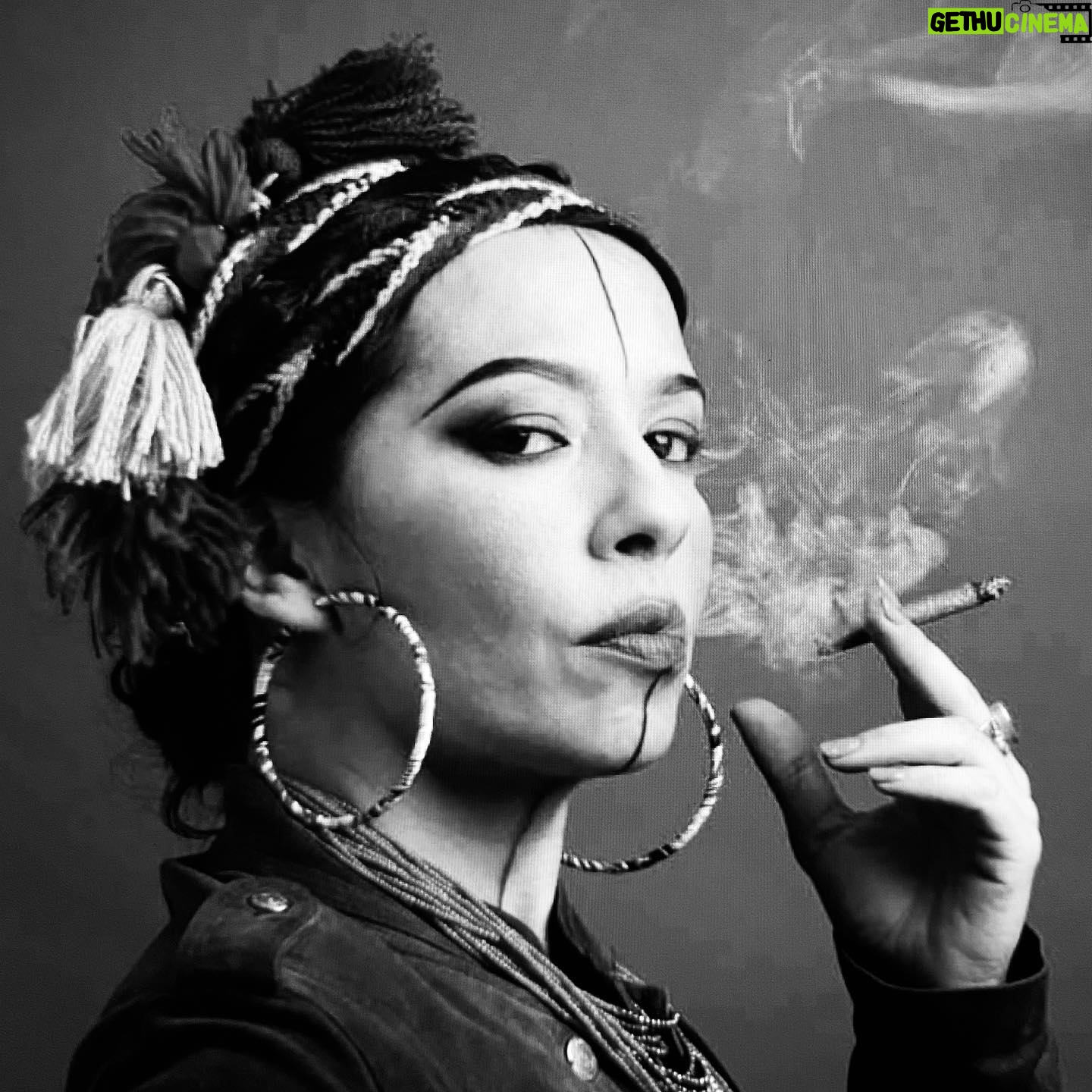 Carima Amarouche - 3 Likes - Photo @tijanapakic #makeup @katarinaanicmakeup #capturedecran #foliesberberes #femmesberberes #charentaiseberbere #princessesbientotdansvosoreillesetleclipdansvosmirettes en attendant je fais une pause cigarillo š¤