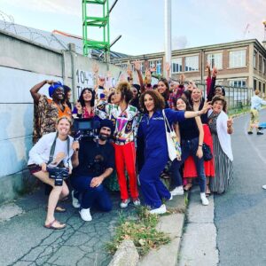 Carima Amarouche Instagram - Merci infiniment à Lucie Borleteau  Et à toutes les Bombasses pour cette journée de love, de danse, de joie intense et de partage. Merci au plumeau man @tom.fire et R.wan Christophe Paou . Merci @xulybetofficial pour le stylisme @rodrigomartinez15 🙏🏽Make up @enirac80 Heureuse et très émue pour longtemps,Je vous aimes ❤️Sortie du clip « Princesses » Septembre 2020. @flaviacoelhobr @lynakhoudri @souheila.yacoub awalymusic @lovndja  @aissamaiga @noraamourache @zazafournier @kahwehgi @ @nabilamokeddem @nawel.ben.kraiem @faridarahouadj @naima1303 
@bluelineprod @karrimmerabet @samydamak @labelathome