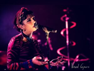 Carima Amarouche Instagram - Merci Vincent Capraro pour ces belles photos🙏🏽✨❤️ Merci BRETAGNE pour ton accueil légendaire. Bon dimanche ❤️ @nico_taite @pierrevadon @nikomatagrin @fxlemaitre @bluelineprod @mariebritsch_ #concert #Foliesberberestour