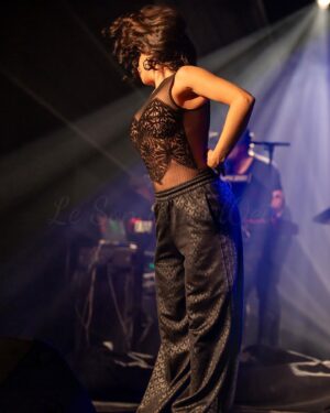 Carima Amarouche Instagram - Merci Olivier Frety @lesondansloeil pour ces belles photos et souvenirs du dernier concert 2023 Folies berbères.Merci @villedemably @pierrevadon @nico_taite @mariebritsch_ @fantatouch @noraamourache @bluelineprod ✨❤️