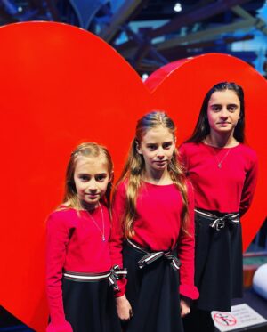 Carina Battrick Instagram - 2023 goals: Stay focused, glamorous and extra sparkly! Don’t be afraid of what is behind the glass 😉
.
.
.

.
#holiday #sisters  #christmastree #model #ralphlauren #happyholidays  #adorable #cutenessoverload #igkids #fashion #holidayfashion #style #stylishtrends #stylekids #pattern #red #brunette #blondehair #styletrends #ny #kidsholiday  #happyholidays #newyear2023 #holidaymagic #love #sisterlove #newyear #lights #lizzard