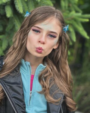Carina Battrick Instagram - I’m thrilled to hear that Mattel is working on a Monster High Movie! Lagoona Blue happens to be one of my favorite characters.
.
.
.
#mattel #monsterhigh #monsterhighdolls #monsterhighmakeup #monsterhighmovie #lagoonablue #lagoona #lagoonabluedoll