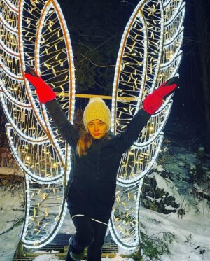 Carina Battrick Instagram - 2023 goals: Stay focused, glamorous and extra sparkly! Don’t be afraid of what is behind the glass 😉
.
.
.

.
#holiday #sisters  #christmastree #model #ralphlauren #happyholidays  #adorable #cutenessoverload #igkids #fashion #holidayfashion #style #stylishtrends #stylekids #pattern #red #brunette #blondehair #styletrends #ny #kidsholiday  #happyholidays #newyear2023 #holidaymagic #love #sisterlove #newyear #lights #lizzard