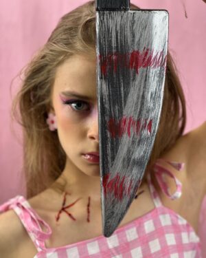 Carina Battrick Instagram - And Finally-halloween barbie-is here! Supplies are limited 😉.
.
.
.

#barbiemovie #pink #carinabattrick #blond #blondehair #blueeyes #margot #masgotrobbie #blond #robbie #barbieworld #barbiepink #halloween #halloween2023 #costume #dressup #horrormovies #horror #knife #scary #carolinecross #mattel