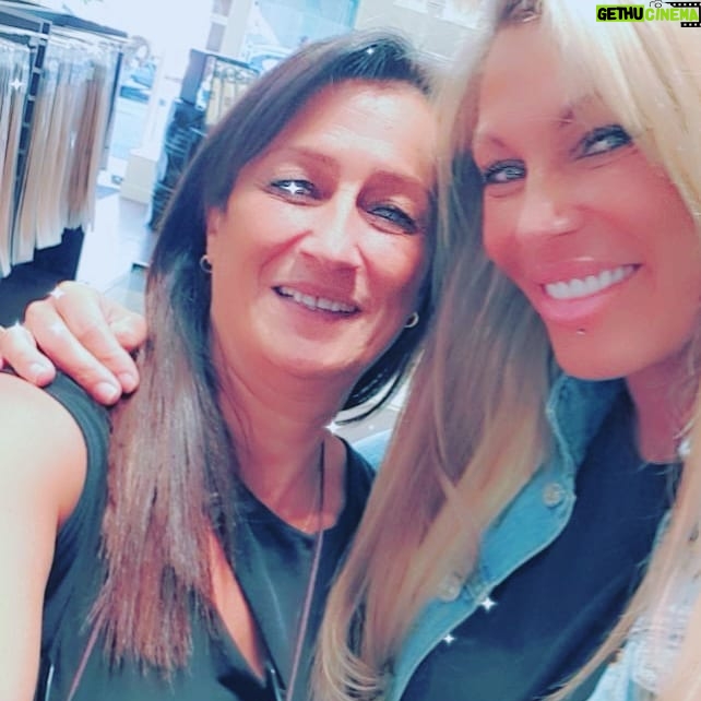 Carine Haddadou - 444 Likes - Avec ma Judith 🥳🥰 toujours un plaisir de te voir ma Judith 😇😘
#royalextensions#judithroyalextensions#mode#lifestyle#hairstyle