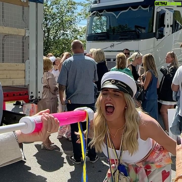 Carl Déman - 69.9K Likes - Lillasyster tar studenten! Lev livet, älskar dig!❤️🍾
