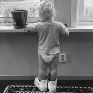 Carl Déman Instagram - Pappas fina kille fyller två år idag, älskar dig världens bästa Sam.❤️‍🔥