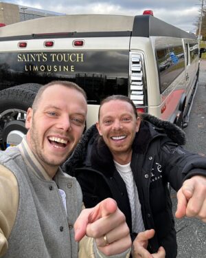 Carl Déman Instagram - Februari: Vasaloppet första gången på längdskidor.
Mars: Mamma fyllde 60 på GranCan.☀️
Maj: Dags för svensexa!🚨
Juni: Livets bröllop!
Juli: Sams första match 💙🤍 följt av en familjehoneymoon på Mallis.
Augusti: Tillbaka till jobbet.
Oktober: Årets podd och Sveriges mäktigaste på sociala medier.🏆
November: Fick äntligen träffa min försvunna broder.
December: Sam 3 år, galet vad jag älskar honom.❤️

Instagram tillät bara 10 svep så det fick bli ett ihopplock av vad jag hade i kameraalbumet, vilket j*vla år.❤️