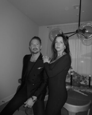 Carl Lentz Instagram - I wish i took BTS of us trying to get an all family photo… we failed as a group so here ya go! Merry Christmas from my people 🎄