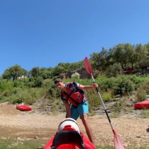 Carl Malapa Instagram - Petit avant goût, équipe de bras cassés qui font du kayak 😂 le reste est bientôt dispo sur @playzerfrance 🤍🔥