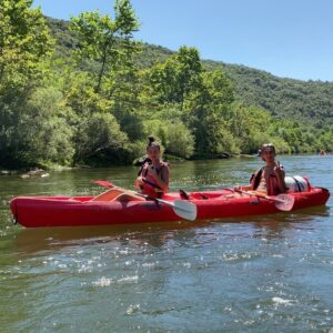 Carl Malapa Instagram - Petit avant goût, équipe de bras cassés qui font du kayak 😂 le reste est bientôt dispo sur @playzerfrance 🤍🔥