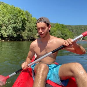 Carl Malapa Instagram - Petit avant goût, équipe de bras cassés qui font du kayak 😂 le reste est bientôt dispo sur @playzerfrance 🤍🔥