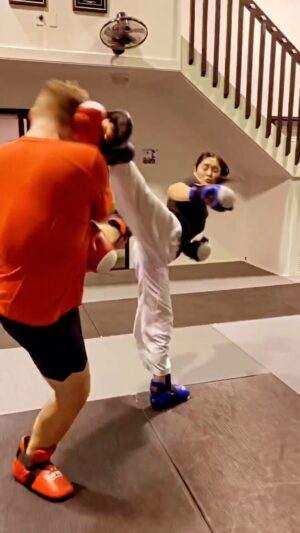 Carl Van Roon Instagram - The squad drilling some spins 🤙🏻 #vanroonmartialarts #spinninghookkick #reverseturningkick #taekwondo #kickboxing #karate #mma