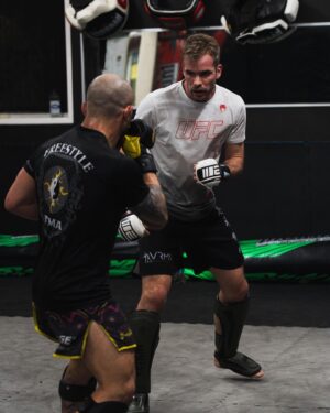 Carl Van Roon Instagram - Loving the vibe @freestyle_mma with the P4P champ @alexvolkanovski upgrading striking in tandem with grappling alongside phenom @craigjonesbjj & rising Australian MMA star @colbythicknesse under the watchful eye of Coach Joe Lopez. Osu! 🙏🏻 Photo credit: @chaplin.io 📷#teamworkmakesthedreamwork #goodvibes #freestylemma #teamculture #cohesion #craigjones #vanroonmartialarts #mma #ufc #continuousimprovement #kaizen #ikigai