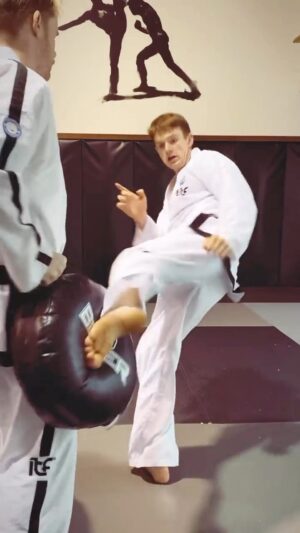 Carl Van Roon Instagram - Axe kick setup #axekick #setup #misdirection #andyhug #blueeyedsamurai #kakatootoshi #naeryochagi #vanroonmartialarts #taekwondo #karate #kickboxing #mma