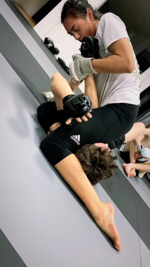 Carl Van Roon Instagram - Jordyn flowing between arts: TKD high kick > Muay Thai elbows > Judo harai goshi > Jiu Jitsu guillotine, sweep & S-mount arm bar finish @joryndd #transition #smooth #hybrid #flow #taekwondo #muaythai #judo #bjj #jiujitsu #mma #vanroonmartialarts