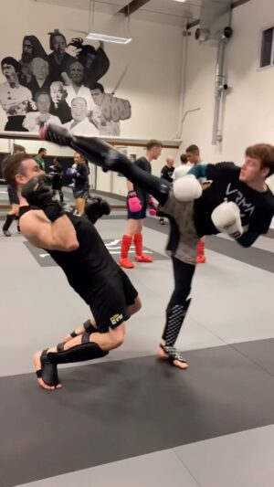 Carl Van Roon Instagram - David & Goliath? @_jacob_fleming_ & Big Danny looking agile #davidandgoliath #vanroonmartialarts #mma #kickboxing #striking #taekwondo #karate