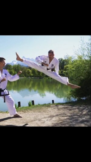 Carl Van Roon Instagram - Helicopter 🚁 #helicopterkick #taekwondo #vanroonmartialarts #karate #tricking #kickboxing #mma
