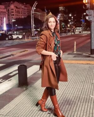 Carla Pandolfi Instagram - Mi amigo Pao saco estas fotos mientras caminabamos por calle Corrientes, mientras nos poníamos al día, planeábamos cosas (siempre) y nos reíamos un poco de nuestras crisis actuales para hacerlas más llevaderas… 
-
-
-
-
@paolo_sambrini  te quiero ❤️🙌🏼📷
@vogliofirmat 🧥👖 Gracias x lookear la salida 🤘🏻
-
-
-
-
#salida #amigos #teatro #looks #callecorrientes #buenosaires #planes #lookcasual #vogliofirmat