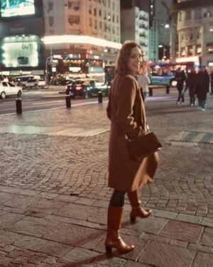 Carla Pandolfi Instagram - Mi amigo Pao saco estas fotos mientras caminabamos por calle Corrientes, mientras nos poníamos al día, planeábamos cosas (siempre) y nos reíamos un poco de nuestras crisis actuales para hacerlas más llevaderas… 
-
-
-
-
@paolo_sambrini  te quiero ❤️🙌🏼📷
@vogliofirmat 🧥👖 Gracias x lookear la salida 🤘🏻
-
-
-
-
#salida #amigos #teatro #looks #callecorrientes #buenosaires #planes #lookcasual #vogliofirmat