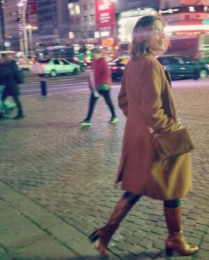 Carla Pandolfi Instagram - Mi amigo Pao saco estas fotos mientras caminabamos por calle Corrientes, mientras nos poníamos al día, planeábamos cosas (siempre) y nos reíamos un poco de nuestras crisis actuales para hacerlas más llevaderas… 
-
-
-
-
@paolo_sambrini  te quiero ❤️🙌🏼📷
@vogliofirmat 🧥👖 Gracias x lookear la salida 🤘🏻
-
-
-
-
#salida #amigos #teatro #looks #callecorrientes #buenosaires #planes #lookcasual #vogliofirmat