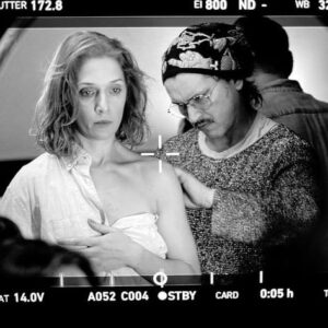 Carla Pandolfi Instagram - 🎬 D e S B a R R a n C A d A

Pasó la ultima jornada de un rodaje corto, complejo, exigido, apremiado, corajudo, heroico por culminarlo en estos tiempos y lleno de astucia cómo nos caracterizamos lxs Argentinxs (en particular a todo éste equipo) que lo dio todo y más 🇦🇷🙌🏼🤍
Gracias por el cine, gracias por lo colectivo, gracias por la garra!!! Lxs ❤️
.
.
.
.
Dirección @guadalupe.yepes 
Guion: @guadalupe.yepes @laus_santoro 
Dirección de fotografía-cámara @hugocolace_adf @fede.graf @micuvila @pityloco22 
Dirección de Arte @rodopagliere @ezendelman @landradoy #helena @laruedaquegira 
Dirección de sonido @mdgalimany #maria 
Dirección de Vestuario @a_de_analia @ana.ines.nava 
Dirección de caracterización (make up y pelo)
@estudiojorgepalacios @leo.castano.ok 
Asistencia Dirección @sergiosuarez01 @bernbronx @kuttycanteros 
Producción @kimberlyy.olsen @nestor.s.sotelo.9 @guadalupe.yepes @lucila.iaizzo loreregue #dani #mauro #male 
Catering @napulegastronomia @catering_prisila 
Foto fija @alejovelazquezmosqueira 
Elenco @luismachinok @ppmonje @franandradeok @cori_rom @scarpetta_gilda @nachogadano @federico.liss @elviraonetto @jorgentileok @danivalenzuela @segademario @guilleenz @melisasolari 
.
.
.
.
.
.
.
#cinenacional #cineargentino #desbarrancada #trhillerpsicologico #gina #1977 #ficcionargentina #cineunido #resistencia @tpagencia