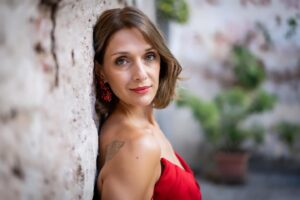 Carla Pandolfi Instagram - 📸 💃🏼🌹🩸❤️💋
.
.
.
.
.
.
Foto: @luchotonica 
Stylist: @a_de_analia 
Vestuario: @chalet.vestuario 
Accesorios: @accesoriosthelmaa 
Pelo: @verdinipeluqueria @facundoverdini.ok 
.
.
.
#photooftheday #portraitphotography #fotografia #cinematography #cinema #retrato #stilist #estilismos #actress #carlapandolfi #estetica #ficcion #seriesnetflix #series #2024