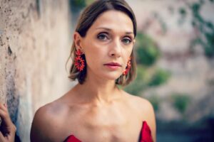 Carla Pandolfi Instagram - 📸 💃🏼🌹🩸❤️💋
.
.
.
.
.
.
Foto: @luchotonica 
Stylist: @a_de_analia 
Vestuario: @chalet.vestuario 
Accesorios: @accesoriosthelmaa 
Pelo: @verdinipeluqueria @facundoverdini.ok 
.
.
.
#photooftheday #portraitphotography #fotografia #cinematography #cinema #retrato #stilist #estilismos #actress #carlapandolfi #estetica #ficcion #seriesnetflix #series #2024