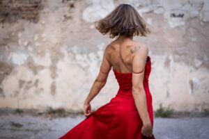 Carla Pandolfi Instagram - 📸Salieron estas fotos fantásticas gracias a este equipo puro corazón y pasión! ❤️❤️❤️ 
.
“Siempre se puede hacer un cambio siendo una mejor versión de vos misma” 
.
.
Exprésese en comentarios; que eso siempre es lo más importante: SENTIR y poder DECIR !!!
Gracias por estar ahí 🙌🏼💋💋💋
.
.
.
Stylist @a_de_analia 
Foto @luchotonica 
Vestuario @chalet.vestuario 
Pelo @verdinipeluqueria @facundoverdini.ok 
.
.
.
#portrait #portraitphotography #picoftheday #picoftheday📷 #actress🎬 #buenosairesargentina #madridespaña #internationalactress #style #vestuariocinematografico #cinematography #largometrajes #carlapandolfi