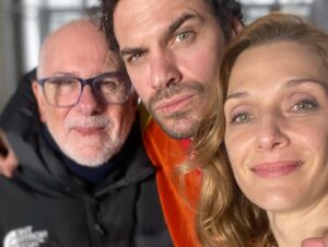 Carla Pandolfi Instagram - 🎬 D e S B a R R a n C A d A

Pasó la ultima jornada de un rodaje corto, complejo, exigido, apremiado, corajudo, heroico por culminarlo en estos tiempos y lleno de astucia cómo nos caracterizamos lxs Argentinxs (en particular a todo éste equipo) que lo dio todo y más 🇦🇷🙌🏼🤍
Gracias por el cine, gracias por lo colectivo, gracias por la garra!!! Lxs ❤️
.
.
.
.
Dirección @guadalupe.yepes 
Guion: @guadalupe.yepes @laus_santoro 
Dirección de fotografía-cámara @hugocolace_adf @fede.graf @micuvila @pityloco22 
Dirección de Arte @rodopagliere @ezendelman @landradoy #helena @laruedaquegira 
Dirección de sonido @mdgalimany #maria 
Dirección de Vestuario @a_de_analia @ana.ines.nava 
Dirección de caracterización (make up y pelo)
@estudiojorgepalacios @leo.castano.ok 
Asistencia Dirección @sergiosuarez01 @bernbronx @kuttycanteros 
Producción @kimberlyy.olsen @nestor.s.sotelo.9 @guadalupe.yepes @lucila.iaizzo loreregue #dani #mauro #male 
Catering @napulegastronomia @catering_prisila 
Foto fija @alejovelazquezmosqueira 
Elenco @luismachinok @ppmonje @franandradeok @cori_rom @scarpetta_gilda @nachogadano @federico.liss @elviraonetto @jorgentileok @danivalenzuela @segademario @guilleenz @melisasolari 
.
.
.
.
.
.
.
#cinenacional #cineargentino #desbarrancada #trhillerpsicologico #gina #1977 #ficcionargentina #cineunido #resistencia @tpagencia