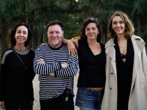 Carla Pandolfi Instagram - 🎬 D e S B a R R a n C A d A

Pasó la ultima jornada de un rodaje corto, complejo, exigido, apremiado, corajudo, heroico por culminarlo en estos tiempos y lleno de astucia cómo nos caracterizamos lxs Argentinxs (en particular a todo éste equipo) que lo dio todo y más 🇦🇷🙌🏼🤍
Gracias por el cine, gracias por lo colectivo, gracias por la garra!!! Lxs ❤️
.
.
.
.
Dirección @guadalupe.yepes 
Guion: @guadalupe.yepes @laus_santoro 
Dirección de fotografía-cámara @hugocolace_adf @fede.graf @micuvila @pityloco22 
Dirección de Arte @rodopagliere @ezendelman @landradoy #helena @laruedaquegira 
Dirección de sonido @mdgalimany #maria 
Dirección de Vestuario @a_de_analia @ana.ines.nava 
Dirección de caracterización (make up y pelo)
@estudiojorgepalacios @leo.castano.ok 
Asistencia Dirección @sergiosuarez01 @bernbronx @kuttycanteros 
Producción @kimberlyy.olsen @nestor.s.sotelo.9 @guadalupe.yepes @lucila.iaizzo loreregue #dani #mauro #male 
Catering @napulegastronomia @catering_prisila 
Foto fija @alejovelazquezmosqueira 
Elenco @luismachinok @ppmonje @franandradeok @cori_rom @scarpetta_gilda @nachogadano @federico.liss @elviraonetto @jorgentileok @danivalenzuela @segademario @guilleenz @melisasolari 
.
.
.
.
.
.
.
#cinenacional #cineargentino #desbarrancada #trhillerpsicologico #gina #1977 #ficcionargentina #cineunido #resistencia @tpagencia