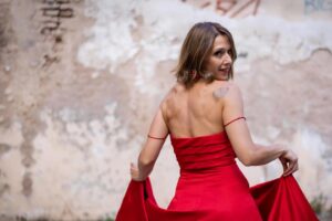 Carla Pandolfi Instagram - 📸Salieron estas fotos fantásticas gracias a este equipo puro corazón y pasión! ❤️❤️❤️ 
.
“Siempre se puede hacer un cambio siendo una mejor versión de vos misma” 
.
.
Exprésese en comentarios; que eso siempre es lo más importante: SENTIR y poder DECIR !!!
Gracias por estar ahí 🙌🏼💋💋💋
.
.
.
Stylist @a_de_analia 
Foto @luchotonica 
Vestuario @chalet.vestuario 
Pelo @verdinipeluqueria @facundoverdini.ok 
.
.
.
#portrait #portraitphotography #picoftheday #picoftheday📷 #actress🎬 #buenosairesargentina #madridespaña #internationalactress #style #vestuariocinematografico #cinematography #largometrajes #carlapandolfi
