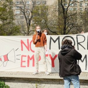 Carla Reemtsma Instagram - Auf dem „Leaders Summit on Climate“ haben sich die vergangenen Tage selbsternannte ‘Anführer’ für Worte und inhaltsleere Ziele selbst gefeiert. Dabei steigen die Emissionen seit Jahrzehnten jedes Jahr, trotz unseres Wissens, trotz Klimakonferenzen und Abkommen. Während der schönen Reden auf dem Gipfel war 2020 das zweitheißteste Jahr seit Wetteraufzeichnung, es werden neue Pipelines gebaut und der stärkste Frühjahrstaifun zerstört die Häuser, Schulen und Lebensgrundlagen tausender Menschen auf den Phillippinen. Die Klimakrise ist eine Krise der Gegenwart und schon 1,2 Grad Erhitzung sind die Hölle für Millionen von Menschen. Wir rasen aber auf eine Welt 3-5 Grad heißer zu und haben keine Zeit mehr für leere Versprechen. Die bekommen wir seit Jahren und trotzdem wird fröhlich weiter emittiert. Um die Klimakrise zu bekämpfen, dürfen wir nicht mit derselben kolonialen Ausbeutung weitermachen, die uns in diese Situation gebracht hat. Wir müssen auf Menschen aus den von der Klimakrise betroffenen Regionen, auf Zivilgesellschaft, junge Menschen und Arbeiter:innen hören, denn nur mit ihrem Wissen kann der Wandel gelingen. Deswegen sagen wir: „Dear Leaders, cut the bullshit & act now!“ Und wir brauchen eure Unterstützung, jetzt mehr denn je. See you on the streets ✊