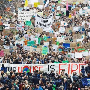 Carla Reemtsma Instagram - We are unstoppable, another world is possible! – On est plus chaud, plus chaud, plus chaud que le climat! – Wir sind hier, wir sind laut, weil ihr uns die Zukunft klaut! 💥 We are striking, because our future is at stake. Together with @gretathunberg and thousands of young people from all over Europe we flooded the streets of Berlin, because we will not let our future be taken away. Climate doesn’t care about boarders and neither do we. We are united in our fight for climate justice and we will not stop, unless the politicians act. European elections are up next. Let’s make sure that all politicians have an agenda which is future-compatible. 
#fridaysforfuture #climatestrike #climatechange