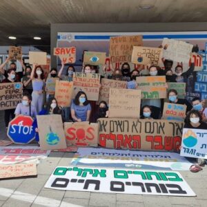 Carla Reemtsma Instagram - Auf dem „Leaders Summit on Climate“ haben sich die vergangenen Tage selbsternannte ‘Anführer’ für Worte und inhaltsleere Ziele selbst gefeiert. Dabei steigen die Emissionen seit Jahrzehnten jedes Jahr, trotz unseres Wissens, trotz Klimakonferenzen und Abkommen. Während der schönen Reden auf dem Gipfel war 2020 das zweitheißteste Jahr seit Wetteraufzeichnung, es werden neue Pipelines gebaut und der stärkste Frühjahrstaifun zerstört die Häuser, Schulen und Lebensgrundlagen tausender Menschen auf den Phillippinen. Die Klimakrise ist eine Krise der Gegenwart und schon 1,2 Grad Erhitzung sind die Hölle für Millionen von Menschen. Wir rasen aber auf eine Welt 3-5 Grad heißer zu und haben keine Zeit mehr für leere Versprechen. Die bekommen wir seit Jahren und trotzdem wird fröhlich weiter emittiert. Um die Klimakrise zu bekämpfen, dürfen wir nicht mit derselben kolonialen Ausbeutung weitermachen, die uns in diese Situation gebracht hat. Wir müssen auf Menschen aus den von der Klimakrise betroffenen Regionen, auf Zivilgesellschaft, junge Menschen und Arbeiter:innen hören, denn nur mit ihrem Wissen kann der Wandel gelingen. Deswegen sagen wir: „Dear Leaders, cut the bullshit & act now!“ Und wir brauchen eure Unterstützung, jetzt mehr denn je. See you on the streets ✊