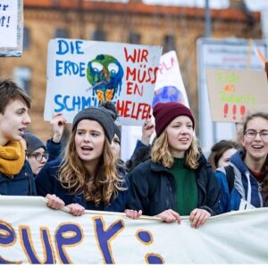 Carla Reemtsma Instagram - |repost from @luisa.loveslife|
Whoever thought that we – young people all over the world striking for our future – were stoppable, was proved wrong. In over 2000 cities all around the globe way over a million people flooded the streets and demanded political action. We are more than ready and we are willing to fight since it is our future which is at stake. #fridaysforfuture #climatestrike #youthforclimate (c) Jörg Farys, die-projektoren.de
