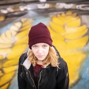 Carla Reemtsma Instagram - Fünf Jahre, seitdem wir das erste Mal fürs Klima gestreikt haben. Fünf Jahre, in denen die Emissionen weiter gestiegen sind, in denen der Kohleausstieg und das Klimaschutzgesetz erkämpft wurden, der Danni gerodet und der Hambi gerettet wurde, in denen Millionen fürs Klima auf den Straßen waren. 
Die Augenringe sind tiefer, die Handyfotos dafür besser. 

2018 wurde ich gefragt, wann wir aufhören zu streiken. „Wenn es uns nicht mehr braucht.“ 
Es braucht uns weiterhin. Zum Protest organisieren, Tee verteilen, Demoreden halten, Plakate kleben, durchs Megaphon schreien, Emails schreiben, Gespräche führen, Sharepics designen, klimawissenschaftliche Studien lesen, Plena moderieren und und und. 
Und für die Hoffnung, das Wissen darum, dass eine bessere Welt möglich ist. Auch 2024 und danach. ♥️