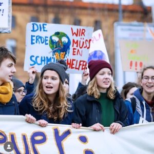 Carla Reemtsma Instagram - Fünf Jahre, seitdem wir das erste Mal fürs Klima gestreikt haben. Fünf Jahre, in denen die Emissionen weiter gestiegen sind, in denen der Kohleausstieg und das Klimaschutzgesetz erkämpft wurden, der Danni gerodet und der Hambi gerettet wurde, in denen Millionen fürs Klima auf den Straßen waren. 
Die Augenringe sind tiefer, die Handyfotos dafür besser. 

2018 wurde ich gefragt, wann wir aufhören zu streiken. „Wenn es uns nicht mehr braucht.“ 
Es braucht uns weiterhin. Zum Protest organisieren, Tee verteilen, Demoreden halten, Plakate kleben, durchs Megaphon schreien, Emails schreiben, Gespräche führen, Sharepics designen, klimawissenschaftliche Studien lesen, Plena moderieren und und und. 
Und für die Hoffnung, das Wissen darum, dass eine bessere Welt möglich ist. Auch 2024 und danach. ♥️