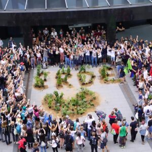 Carla Reemtsma Instagram - Fünf Jahre, seitdem wir das erste Mal fürs Klima gestreikt haben. Fünf Jahre, in denen die Emissionen weiter gestiegen sind, in denen der Kohleausstieg und das Klimaschutzgesetz erkämpft wurden, der Danni gerodet und der Hambi gerettet wurde, in denen Millionen fürs Klima auf den Straßen waren. 
Die Augenringe sind tiefer, die Handyfotos dafür besser. 

2018 wurde ich gefragt, wann wir aufhören zu streiken. „Wenn es uns nicht mehr braucht.“ 
Es braucht uns weiterhin. Zum Protest organisieren, Tee verteilen, Demoreden halten, Plakate kleben, durchs Megaphon schreien, Emails schreiben, Gespräche führen, Sharepics designen, klimawissenschaftliche Studien lesen, Plena moderieren und und und. 
Und für die Hoffnung, das Wissen darum, dass eine bessere Welt möglich ist. Auch 2024 und danach. ♥️