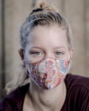Carla Reemtsma Instagram - Inmitten der Pandemie zum Klimastreik aufzurufen, klingt im ersten Moment vielleicht unpassend. Aber während wir Abstand halten, brennt Kalifornien und der Amazonas und die Fluten reißen die Lebensgrundlagen von Menschen im Niger und in Indien mit sich. Der fossile Status Quo zerstört Tag für Tag die Lebensgrundlage von Menschen insbesondere im Globalen Süden. Die Klimakrise wird nicht warten, bis ein Impfstoff entwickelt ist. Verantwortung zu übernehmen heißt Infektionsketten zu vermeiden, aber auch auf politische Missstände aufmerksam zu machen. Deswegen streiken wir wieder – mit Abstand, Masken und Hygienekonzepten.
Spread the word, holt eure Freund*innen dazu & bringt eure Masken mit. See you on the streets 💥

 📸 @menschundlicht