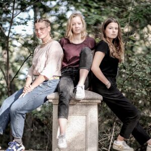 Carla Reemtsma Instagram - Hi, schon gehört? Am 25. September streiken wir auf der ganzen Welt wieder fürs Klima. Wir, das sind tausende junge Menschen, wie zum Beispiel Leonie, Luisa und ich. Vor allem aber sind es Menschen, die sich eine andere, gerechtere Zukunft als den zerstörerischen, fossilen Status Quo vorstellen können und dafür auf der ganzen Welt kämpfen. Seit fast zwei Jahren streiken wir und fordern eine Klimapolitik ein, die eine gerechte Einhaltung des 1,5-Grad-Ziels möglich macht. Das ist nicht immer einfach, manchmal ermüdend und oft zum Haareraufen – aber eine Welt drei bis fünf Grad weiter ist einfach keine Option. Und egal, wo wir momentan hinschauen – die Klimakrise ist längst da. Kalifornien und der Amazonas brennen, China und Indien werden überflutet. Die Klimakrise zerstört Lebensgrundlagen und kostet Menschenleben. 
Deswegen streiken wir wieder. Das war keine leichte Entscheidung, schließlich sind wir in einer weltweiten Pandemie. Im Frühling haben wir Verantwortung übernommen und Streiks abgesagt. Aber Verantwortung zu übernehmen bedeutet für uns auch, mit unseren Protesten nicht bis zur Entwicklung eines Impfstoffs zu warten, denn die Klimakrise ist auch in der Pandemie nicht on hold. Deswegen streiken wir am Freitag wieder – mit Abstand, mit Masken. Join us ✊

📸 @menschundlicht (Markus Hurek)