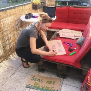 Carla Reemtsma Instagram - Wir streiken wieder 💥
Am 25. September heißt es wieder Streikschild malen und raus auf die Straße! Auch inmitten der Corona-Pandemie macht die Klimakrise keine Pause, wir steuern viel mehr grade darauf zu, die 1,5-Grad-Grenze in den nächsten Jahren zu überschreiten. Deswegen streiken wir wieder überall auf der Welt, um der Klima politischen Ignoranz ein Ende zu machen (natürlich coronakonform und virenfrei). Kommt dazu ✌️